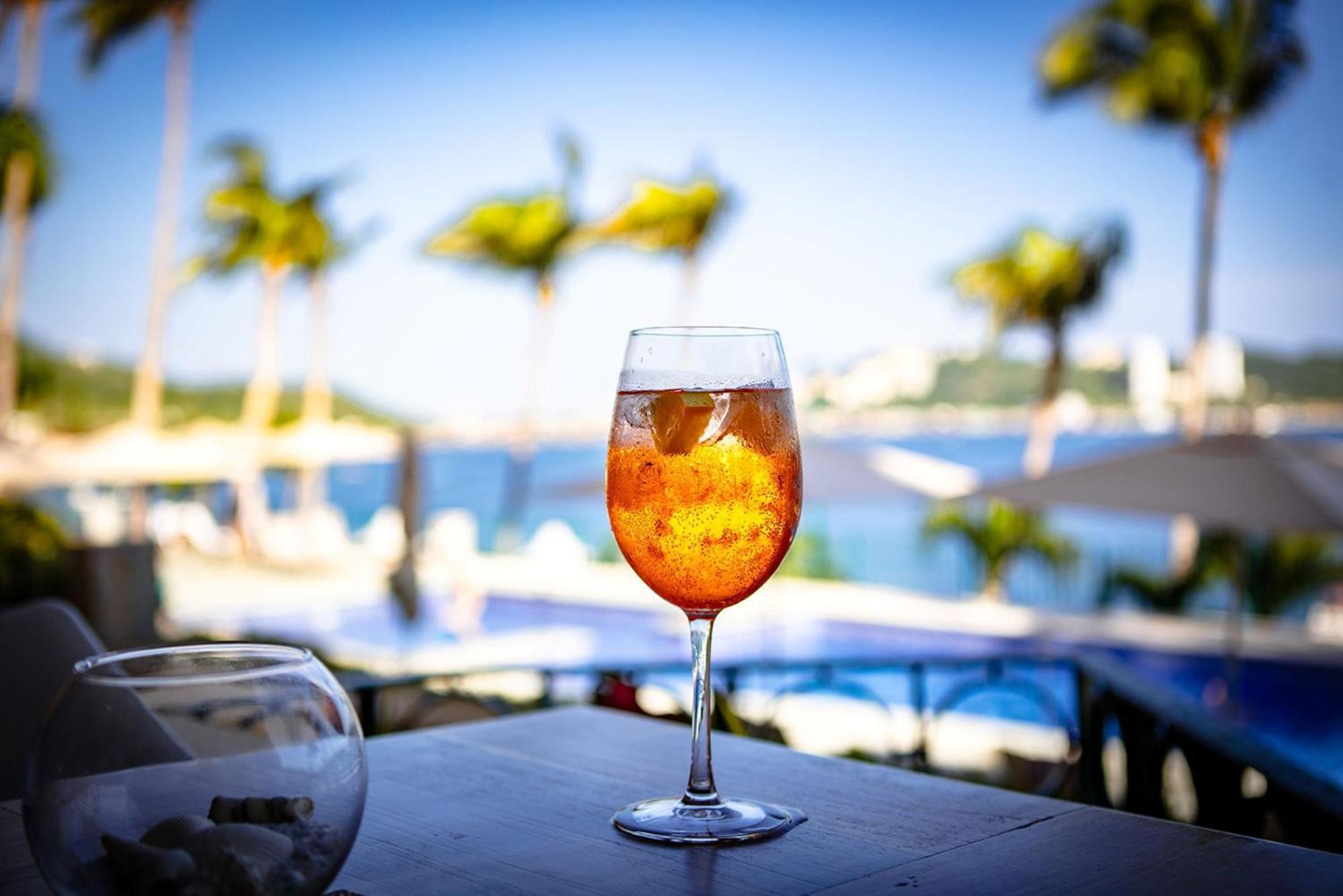 فندق Camino Real Acapulco Diamante المظهر الخارجي الصورة A glass of Aperol Spritz