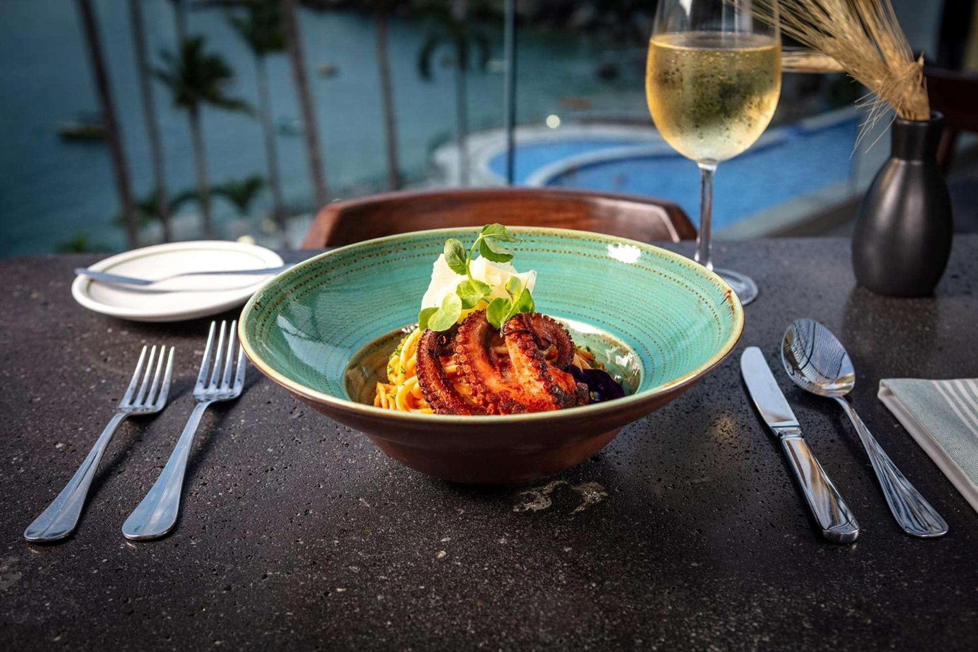 فندق Camino Real Acapulco Diamante المظهر الخارجي الصورة A meal at the restaurant