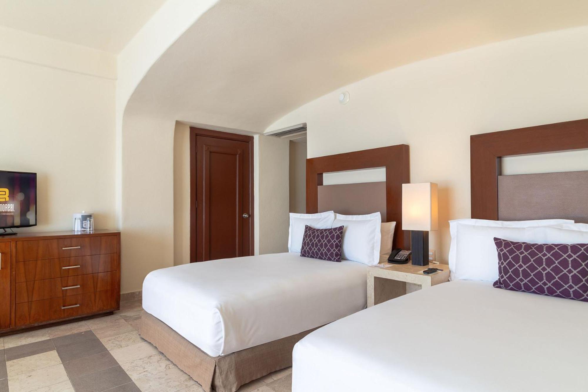 فندق Camino Real Acapulco Diamante المظهر الخارجي الصورة A guest room at the Hilton Vallarta Bay Resort