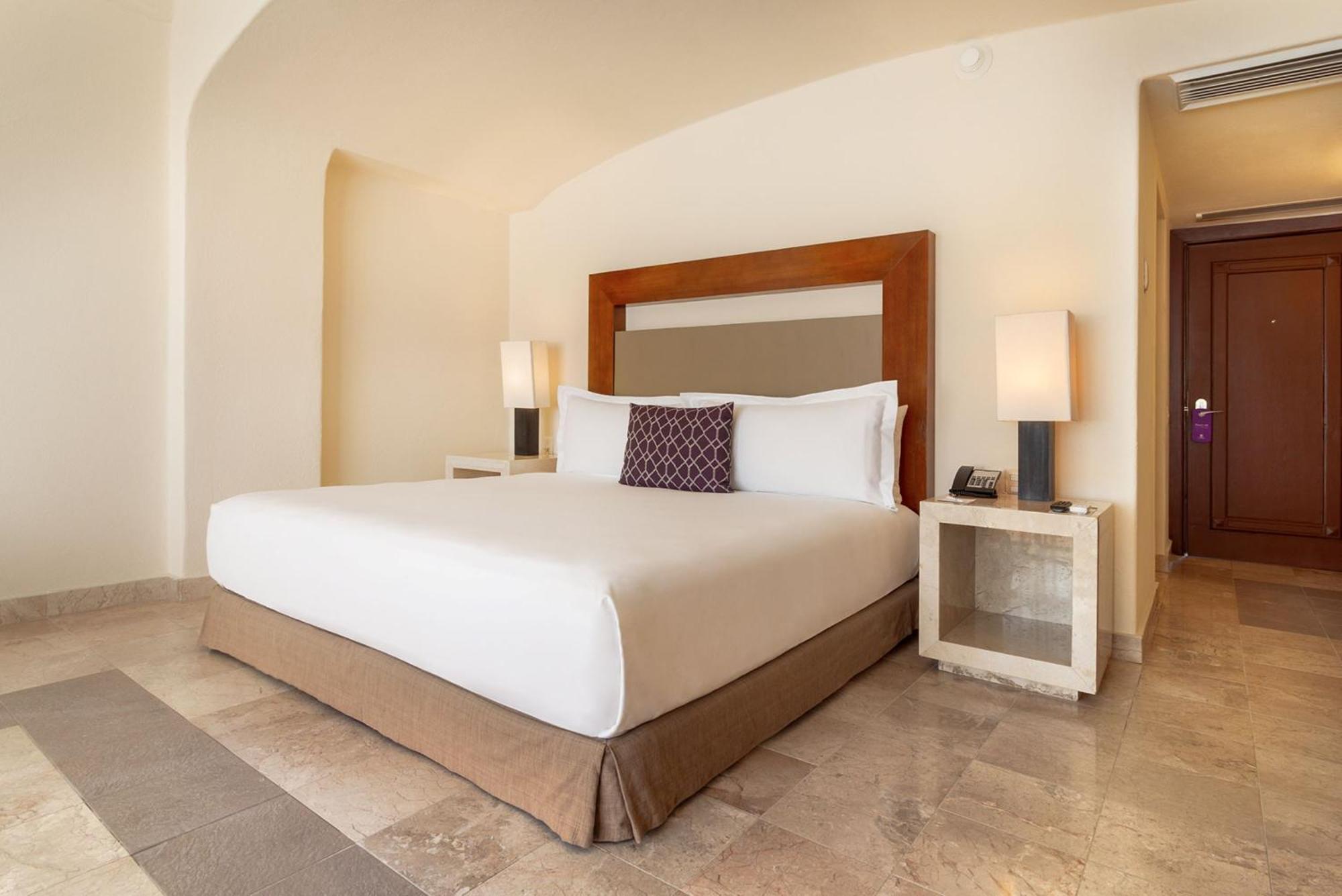 فندق Camino Real Acapulco Diamante المظهر الخارجي الصورة A bedroom at the Four Seasons Hotel