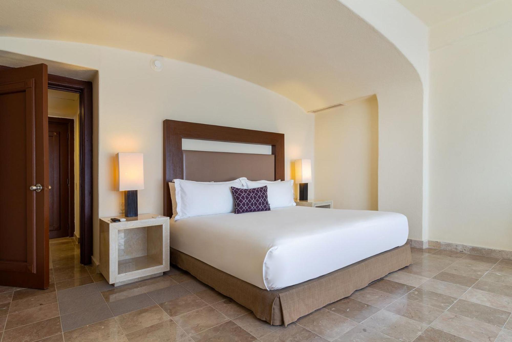فندق Camino Real Acapulco Diamante المظهر الخارجي الصورة A bedroom at the Four Seasons Hotel