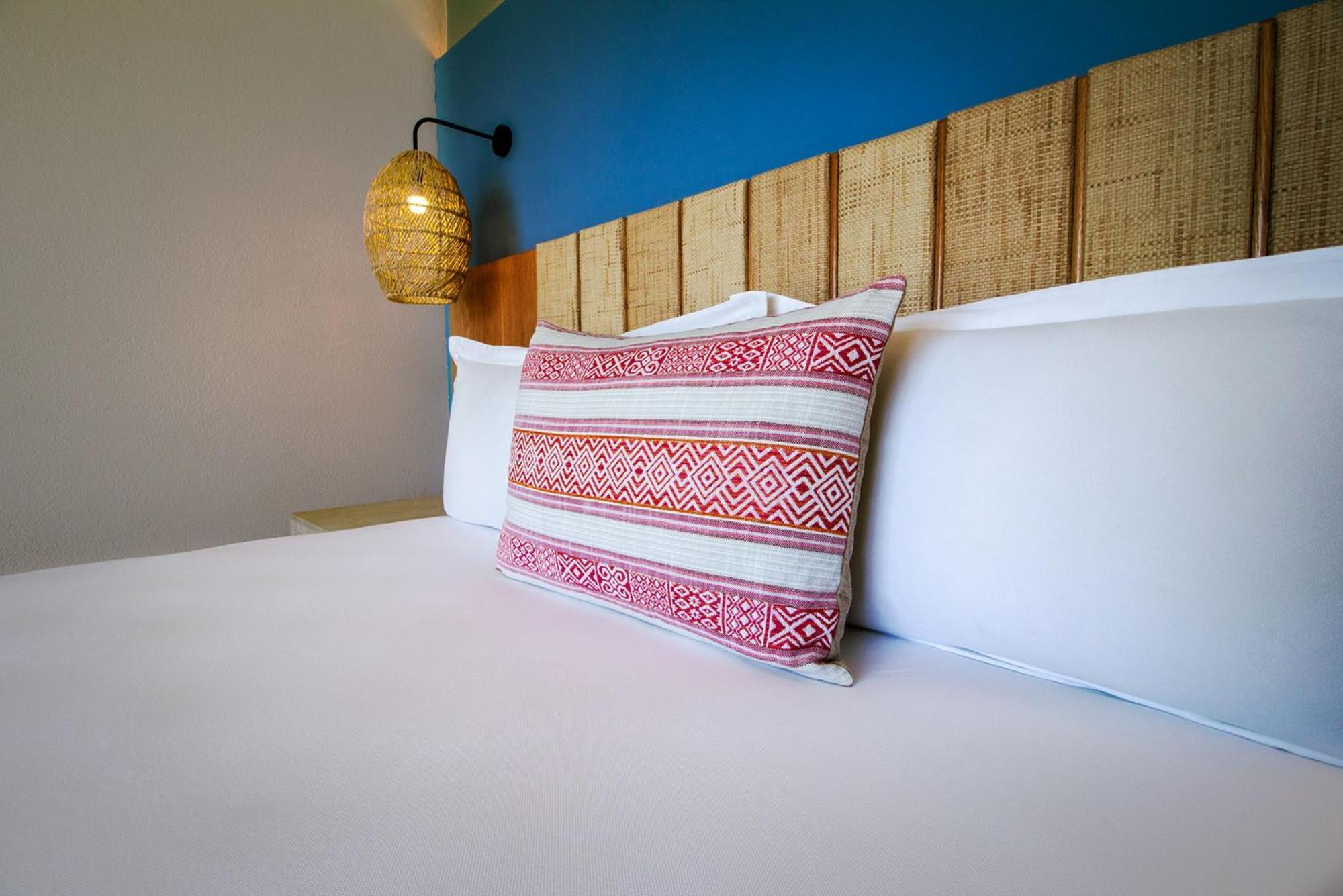 فندق Camino Real Acapulco Diamante المظهر الخارجي الصورة A throw pillow